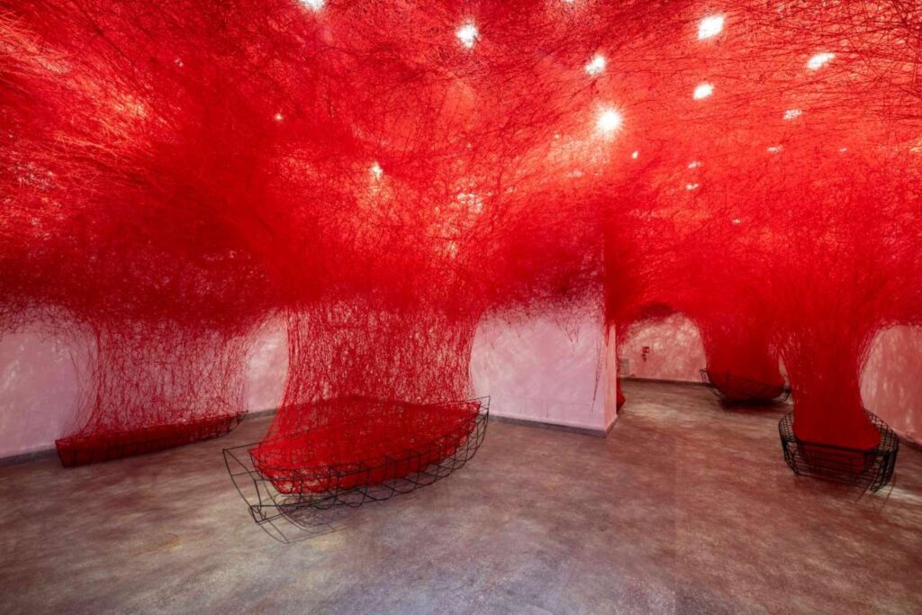 Chiharu Shiota a Torino: l'arte contemporanea che fa tremare l'anima, a pochi passi dai Best Quality Hotel